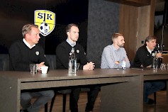 SJK:n puheenjohtaja Raimo Sarajärvi, liiketoimintajohtaja Sami-Petteri Kivimäki, tekninen johtaja Richie Dorman ja päävalmentaja Alexei Eremenko (mikrofoni kädessä) kertoivat tiedotustilaisuudessa SJK:n muutoksista ja toimintamalleista sekä kauden 2019 joukkueen rakentumisesta.