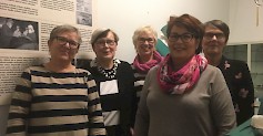 Etelä-Pohjanmaan Naisklubi vieraili sairaalamuseossa, taustalla esitetaulu,joiden hankinnan kustannuksiin klubi on osallistunut. Kuvassa vas Miia Hautamäki, museon edustaja Saara Ijäs, Irma Arola, Tuula Maunula ja Mirja Kujala.