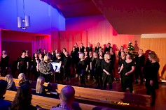 Sorja esiintyy joulukonsertissa seurakuntakeskuksen salissa. Kuva Taina Renkola.