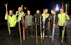 Suomenselän Satasen miehet sanovat, että hiihtämään on päästy, vaikka lunta ei jokaisessa maisemassa ole. Kuvassa vas. Kalevi Leinonen, Martti Vainio, Lasse Raassina, Petri Pekkala, Osmo Sivén, Janne Muhonen ja Sauli Hetekorpi.