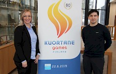 Marianne Siltala ja Tuomas Mikkola Kuortane Gamesin uuden logon äärellä.