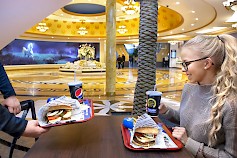 Kyläkaupan Vesa’s Burgeriin ovat tulleet myyntiin halloumilla kruunattu kreikkalainen hampurilainen ja mozzarellajuustosta makunsa saava italialainen hampurilainen.
