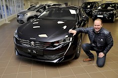 Mikko ja sporttinen Peugeot 508 Sedan valmiina koeajoon.