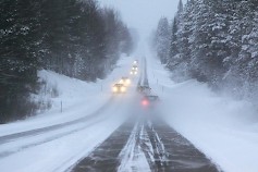 Pöllyävä lumi voi heikentää näkyvyyttä tien päällä. Nopeus on syytä asettaa olosuhteiden mukaiseksi. Kuva: Kaisa Tanskanen/Liikenneturva
