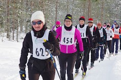 Kauhahiihto on kautta aikain ollut hiihtotapahtuma, joka on kiinnostanut ulkoilijoita suksineen ympäri maan ja maakuntien. Ja ilmeet ovat iloisia Lauhan ikimuistoisissa maisemissa, ensi sunnuntaina jo 44. kerran. Kuva: Hannu Isomäki