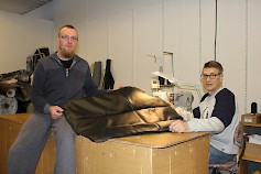 Tero ja Antti Mannermaa hallitsevat auton istuinsuojien teon.