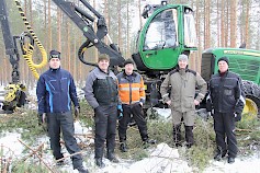 Yli-Kaatialan isompi hakkuukone on John Deere. Koneen äärellä Juho ja Ari Yli-Kaatiala, kuljettaja Markku Lassila sekä Olli Turja ja Kimmo Ilkka.