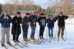 Vimpelissä oli Suomen ensimmäinen kantakrouvi ja Unelan porukka matkasi sinne hiihtäen Luoma-ahon kautta. Vasemmalta Jarmo Ikola (Esko), Matias Källi (Markku), Paavo Matintupa (Heimo), Aleksi Falk (Tapio), J.-P. Sirviö (Antero), Samuli Rantanen (Asko) ja Teemu Vola (Risto).