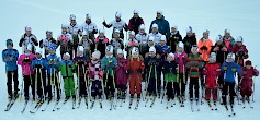 Ähtärin Urheilijoiden hiihtokoululaiset ja junnukilparyhmän hiihtäjät sekä kuvan takarivissä olevat hiihtokoulun vetäjät.