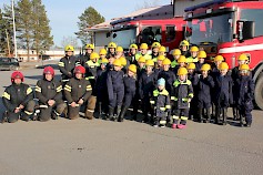 Töysän palokuntanuoria puettuna uusiin suojavarusteisiin. Kuvassa mukana myös nuorten vetäjät. Lauantain kokoontumisen huippua oli vuosittain toteutettava Yö paloasemalla.