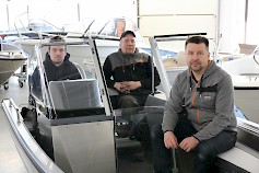 Vuonna 2018 Suomessa myydyimmän veneen Buster M 2 kyytiin ovat nousseet Arttu Asunmaa, Risto-Matti Rautio ja Marko Karilainen.
