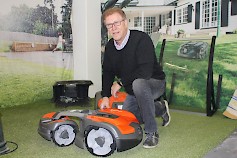 Kauppias Sakari Passi vakuuttaa Husqvarnan nelivetorobottileikkurin selviävän vaikeistakin paikoista.