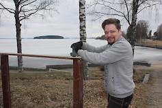 Kristian Hyyppä kunnosti Lappajärven rantamaisemissa sijaitsevaa Terrace Kirppua avajaiskuntoon.