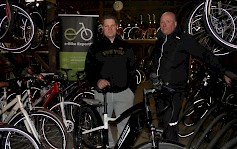 Tommi Ranta-aho (vas.) ja Mika Laakso muistuttavat Lakeus Sportin verkkokaupan vahvuuden olevan ajovalmiiksi kootut pyörät, jotka toimitetaan rahtivapaasti lähimpään matkahuoltoon.