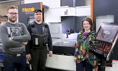 Peuralan Konepajan viimeisimmät työstökoneet ovat CNC- automatisoituja. Johtotehtävät vastaanottanut Matti Peurala, koneistaja Antti Latvala ja konttoristi Henna Mäntynen uusimman yli 200 000 euroa maksaneen japanilaisen Mazakin pystykaraisen työstökeskuksen edustalla. Kuva: Masa Kojola.