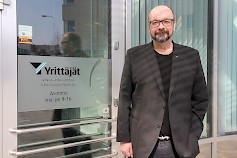 Heikki Risikon viereisen Etelä-Pohjanmaan Yrittäjien toimiston oven takaa löytyy paljon yrityselämässä tarvittavaa tietoa.