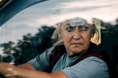 Karismaattinen Jaana Saarinen näyttelee pääosaa Äiti-elokuvassa, joka nähdään elokuvateattereissa 10. toukokuuta 2019.