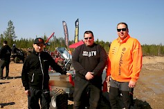 Timo Ruokolainen Ultratecista, West Coast ATV ry:n sihteeri Tapio Liukonen ja J&J Loukko Oy:n kauppias Juji Loukko hymyilivät kilpaa auringon kanssa Hyypän Könnönkylässä Kauhajoella. ATV-kuskeja ja yleisöä oli paikalla satamäärin, siinä yksi syy hymyyn. Kuva: Karisamuli Korpela