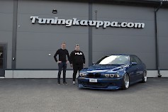 Tapahtuman järjestäjät Tuomas Aho ja Ville Viitasaari toivottavat BMW-harrastajat tervetulleiksi Alavudelle.