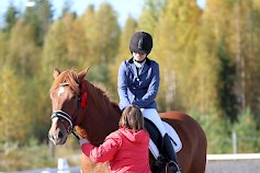 Harjoituskouluratsastuskilpailuissa Tuurin Hevospuistossa on viisi eri tason luokkaa.
