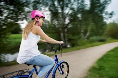 Moni viettää tänäkin vuonna kesälomaansa viilettäen pyörän satulassa ympäri Suomea. Kuva: Liikenneturva/Nina Mönkkönen
