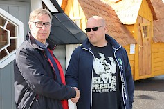 Kari Harjupatana ja Sami Rautiainen kättelevät Piha-Tuurin omistajanvaihdoksen merkeissä.