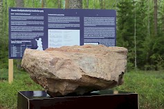 Saarijärven kivikauden kylässä on esillä yksi pirstekartiokivi.