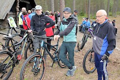Sami Pasanen ja Timo Bygden esittelevät Timo Suvannolle Whyten lippulaivaa täysjoustomaastopyörää.