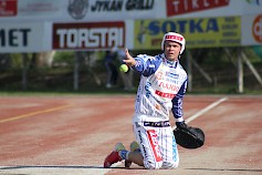 Vimpelin Vedon Sami Haapakoski esittelee pallotaitojaan Itä-Lännessä ja 16. kerran.