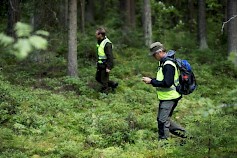 Viranomainen hälyttää Vapaaehtoisen pelastuspalvelun auttamaan useimmiten kadonneen etsinnässä. Kuva: Suomen Punainen Risti / Miisa Kaartinen