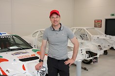 Jari-Matti Latvalan takana on kaksi Toyota Celicaa, jotka ovat Rallipajan tulevia työkohteita. Vasemmalla oleva Toyota on yksi automuseon nähtävyyksistä.