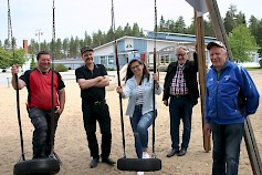 Tällä joukolla Koulukolmion monitoimikentän kiikulla on isosti vastuuta, kun puhutaan ensi lauantain Isojoen Markkinoista, joka kuluu osana Isojoen Raitilla -brändiin. Koulukeskus taustanaan poseeraavat aktiivit ovat vasemmalta luetellen Arto Kytömäki, Reijo Mikkola, Anna Alakortes, Erkki Syväoja ja Sakari Halkoaho. Kuva: ksk