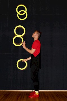 Kyläkaupalla tapahtuu OnnenViikolla 4.-13.7.2019. Tavarapuodissa pääsee esimerkiksi ihastelemaan jonglööri Aki Haikosen temppuja torstaina 4.7.