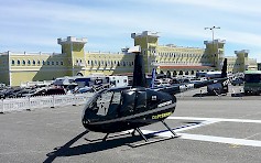 Kyläkauppaa ja lähialuetta pääsee ihailemaan myös yläilmoista. Procopter Helikopterilennätys vie asiakkaita lennoille 15.-26.7.2019.