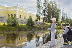 Lauantaina 20.7.2019 kello 9-12 järjestettävä Lasten Miljoona Onki -tapahtuma tarjoaa alle 13-vuotiaille mahdollisuuden kokeilla lohenkalastusta Kyläkaupan vieressä virtaavasta Tuurijoesta.