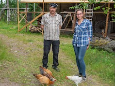 Taiteilija Reijo Kivijärven perinnealueella on kesällä korjattu riihen pärekattoa. Kivijärvi on myös käynnistänyt yhteistyön Sari Honkolan kanssa. Tarkoituksena on tarjota vierailijoille elämyksiä