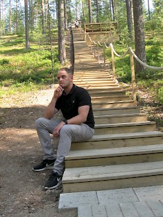 Summassaaren kuntoportaat on yksi kohde hyvinvoinnin edistämiseen, Mika Sironen sanoo. KUVA 1/7 100-2321 tai 100-2323 Mika Sirosen edessä olevia SUB-lautoja on vuokrattavana Summassaaren uimarannalla.