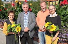 Riitta ja Leo Ketonen sekä Juha-Pekka Saarela ja Kristiina Pyylampi toivottavat auringonkukkien kanssa asiakkaat tervetulleiksi uuteen liikkeeseen ja juhlimaan avajaisia.