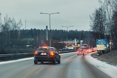 Toimimalla liikenteessä ennakoivasti ja rauhallisesti autat hälytysajoneuvoja ehtimään määränpäähänsä ajoissa. Kuva: Nina Mönkkönen / Liikenneturva