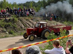 Hiekkakuorma nousee ylämäkeen Sammissa.