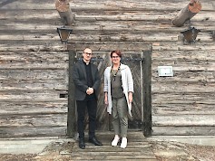 Kalle Peltokangas ja Varpu Sankelo ovat iloisia siitä, että idyllinen matkailualueen kappeli saadaan myös vihkikäyttöön. Kappeliin mahtuu noin 70 henkeä.