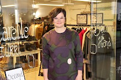 Henna-Riikka Virtanen sanoo Vintarelle -putiikista löytyvän merkkituotteita ja hyvälaatuisia vaatteita.