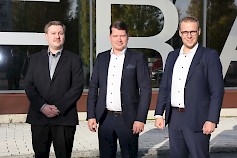 Talenom Seinäjoki sijaitsee Frami D -talossa. Framin edustalla olevat Mika Lehtonen, Tuomas Holappa ja Juha Vähäkoski odottavat tiimiin yhden ruotsinkielentaitoisen myyntipäällikön lisäystä.