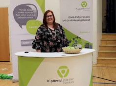 Johanna Olsson TE-palveluista toivottaa palvelu- ja sotealan työtä etsivät Seinäjoki Areenaan.