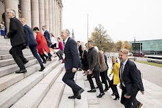 Porraspäivien kunniaksi kansanedustajat kipusivat portaisiin. (Kuva: Hanne Salonen/Eduskunta)