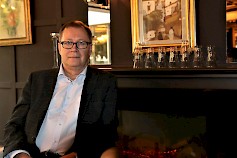 Seinäjoen Sorsanpesän hotellinjohtajana maaliskuussa aloittanut Juha Tianen esitteli taloa ja sen toimintoja kauniisti sisustetussa A la Carte ravintolan länsisiivessä. Isoista ikkunoista oli hienot luontonäkymät jokirantamaisemiin. Kuva: Masa Kojola.