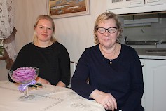 Jaana Ylesmäki (vas.) ja Maritta Hanhikoski ovat tyytyväisiä tanssikauden alkuun.