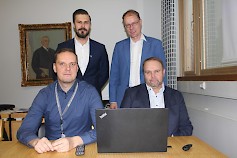 Esport-opettaja Mikko Kalijärvi (alh. vas.), rehtori Marko Timo, Vimpelin kunnanjohtaja Sami Gustafsson sekä Alajärven kaupunginjohtaja Vesa Koivunen iloitsevat uudesta koulutusmahdollisuudesta.