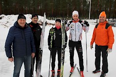 Jorma Hauta-aho ja Olli Raivio sekä kilpahiihtäjät Oona Eerola ja Niko Koskela sekä latumestari Juha Hauta-aho ovat hyvillä mielin Valkealammen huippuladusta.