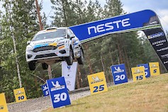 Tänä vuonna Suomen MM-rallissa myös autokunta Röyhkiö & Mannisenmäki sai kokeilla, kuinka kauan auto tosiaan pysyy ilmassa, kun vauhtia on tarpeeksi. Tässä 30 metriä lähestyy uhkaavasti. Kuva: M-Sport.